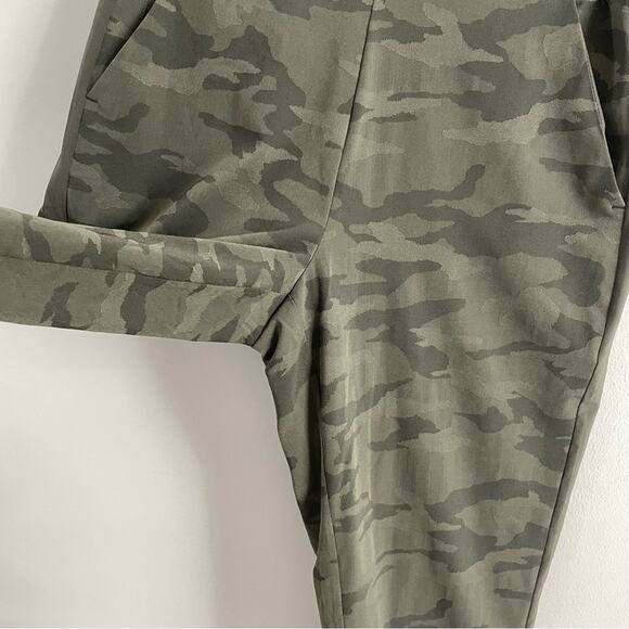 Athleta | Women’s Brooklyn Textured Lined Jogger Green Olive Camo Lux Pant 8 - Picture 4 of 13